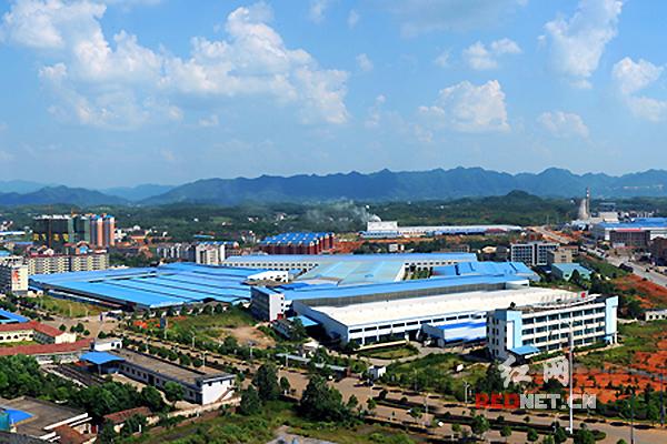 位于湖南娄底的双峰经济开发区,一栋栋崭新的标准厂房拔地而起.